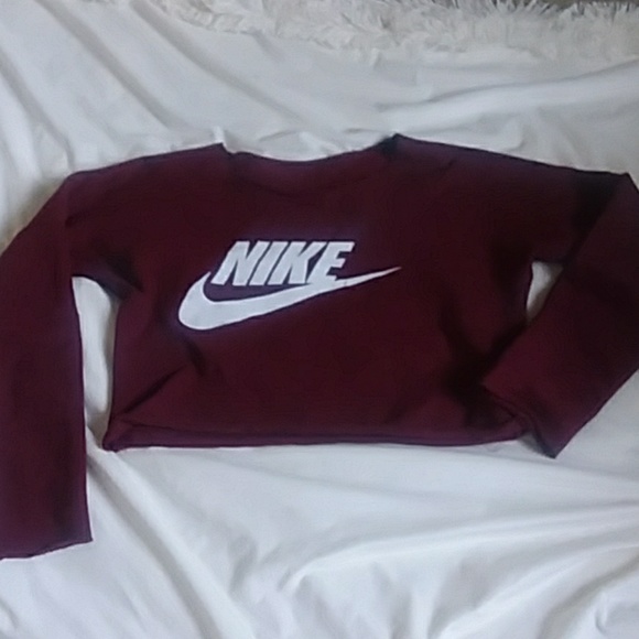 burgundy nike crop top